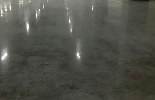 廈門固化劑地坪比普通地坪更防滑更安全嗎？